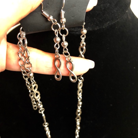 πΆInfinity silver tone necklace w/earrings - Picture 4 of 4